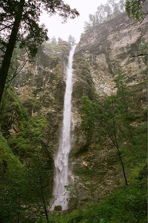 Водопад у выхода из Моткиных (102 Kb)